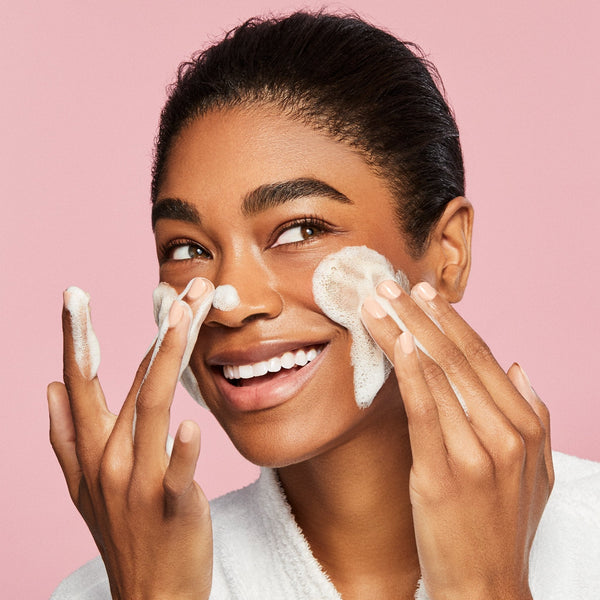 women rubbing the foam on her face